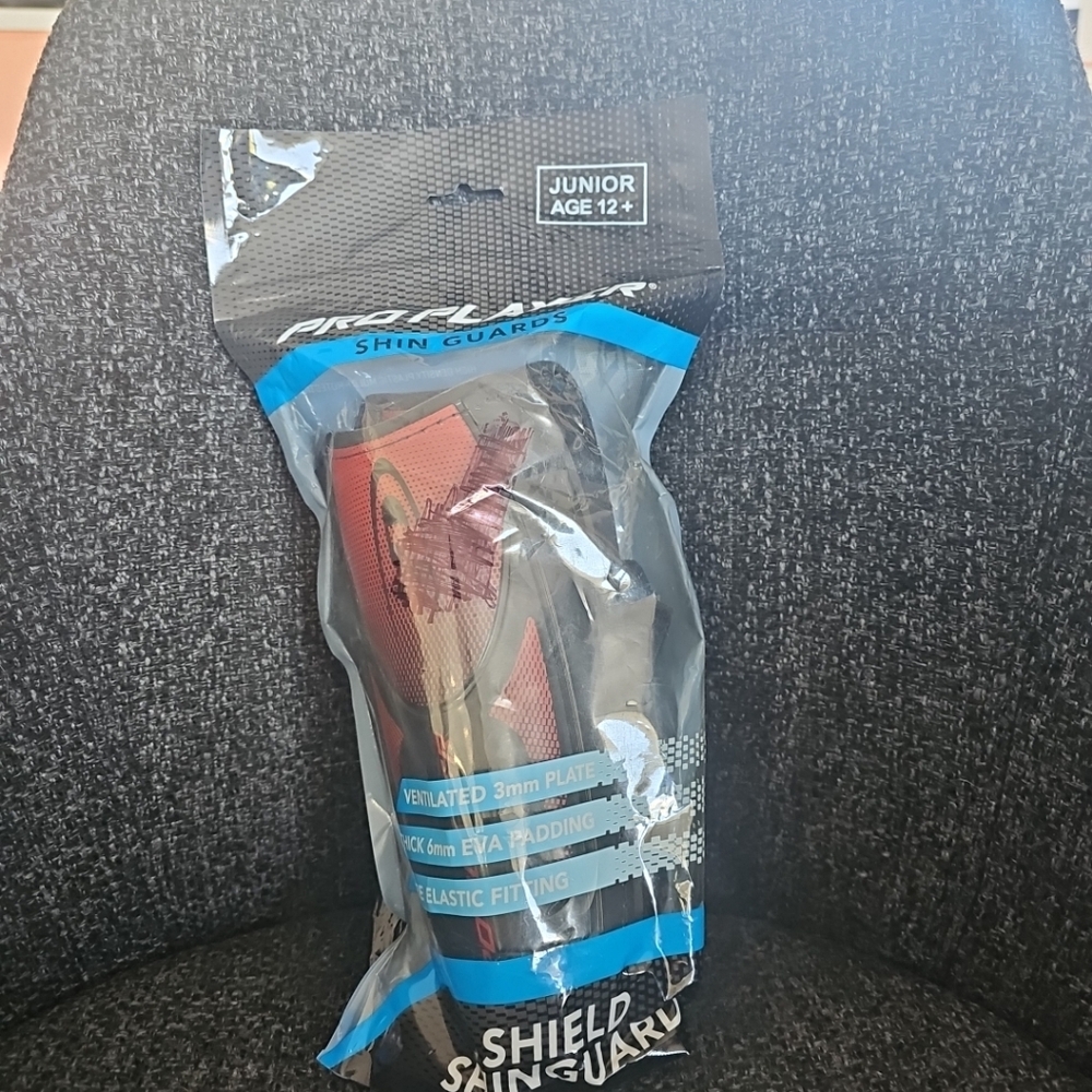 NIP Pro Player Red & Black Shield Shinguard Size Junior 12+ Sports Soccer
